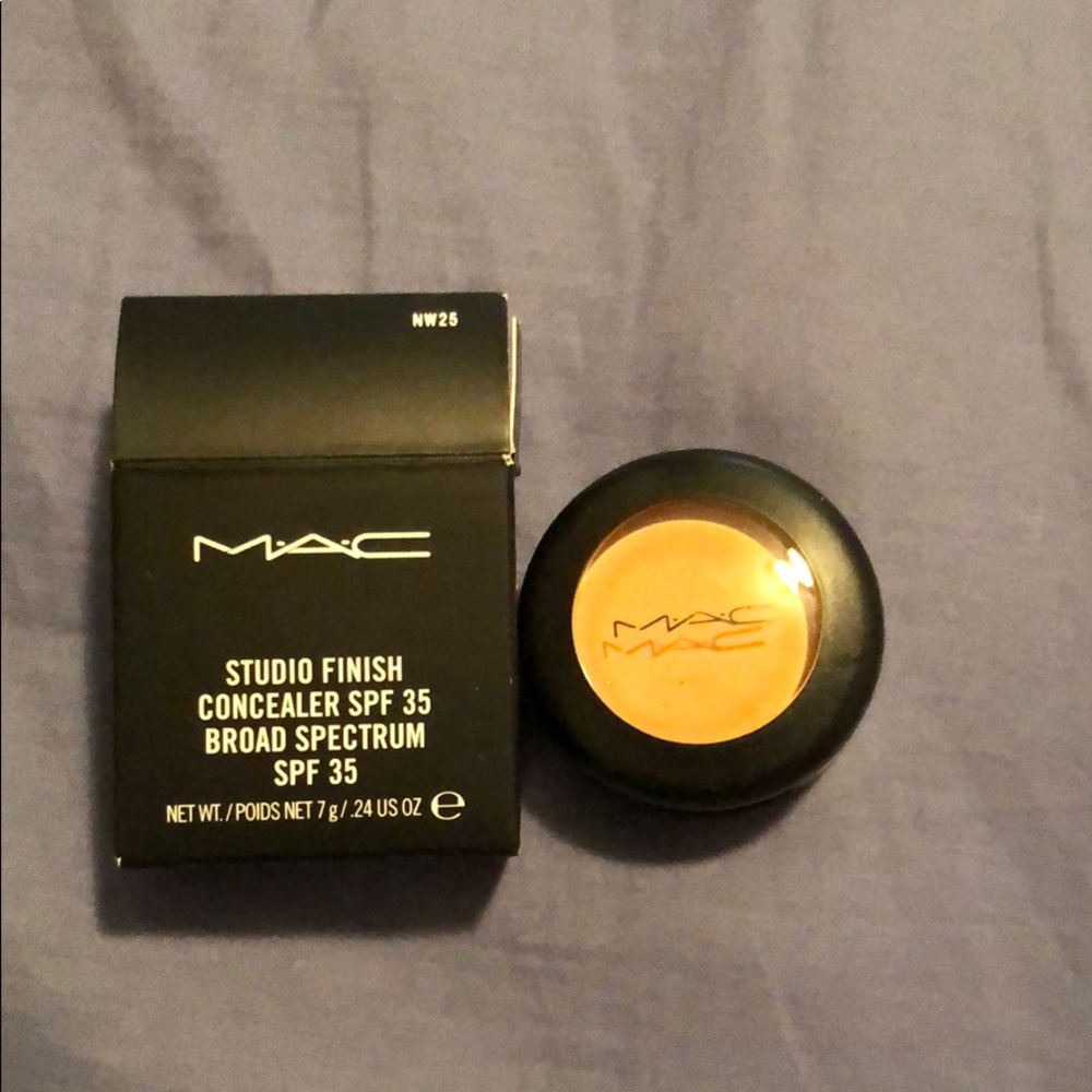 NWT studio finish Mac concealer nw25